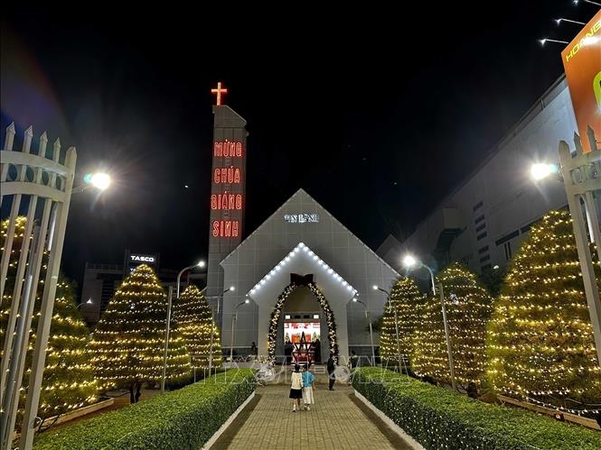 TP. Đà Nẵng rực rỡ sắc màu khi không khí đón Giáng sinh 2025 lan tỏa khắp các tuyến phố. Các trung tâm thương mại, nhà thờ và khu vui chơi được trang hoàng lung linh với đèn led, cây thông và tiểu cảnh Noel (Ảnh: TTXVN)