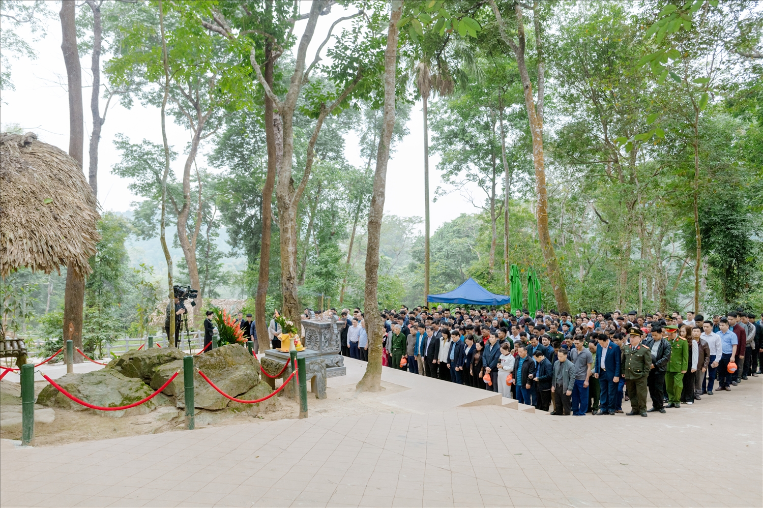 Các đại biểu là điển hình tiên tiến trong vùng đồng bào dân tộc thiểu số dâng hương tại Khu di tích quốc gia đặc biệt Tân Trào