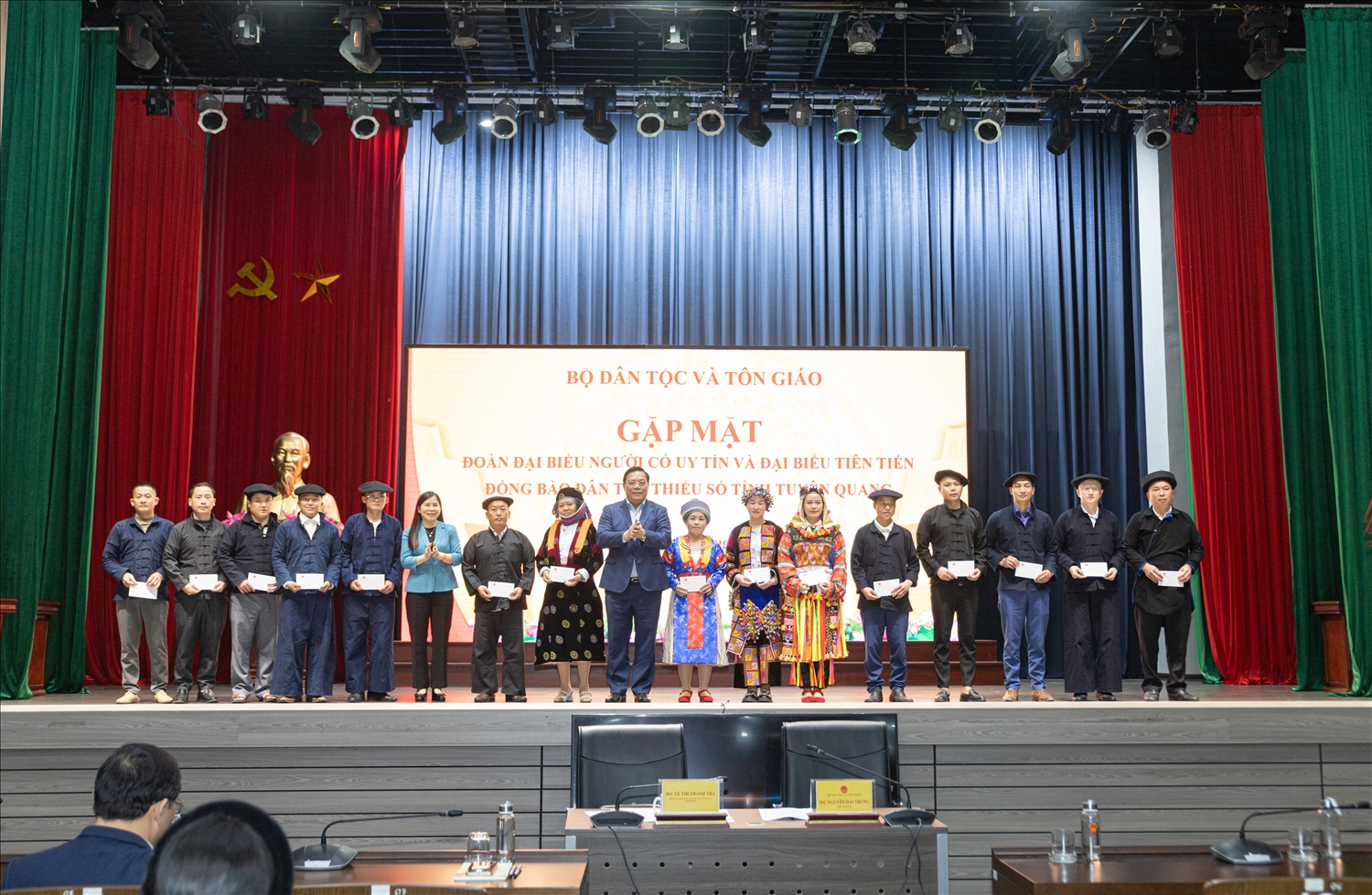 Thay mặt Lãnh đạo Bộ Dân tộc và Tôn giáo, Thứ trưởng Nguyễn Hải Trung đã trao tặng 300 phần quà cho các đại biểu điển hình tiên tiến tỉnh Tuyên Quang