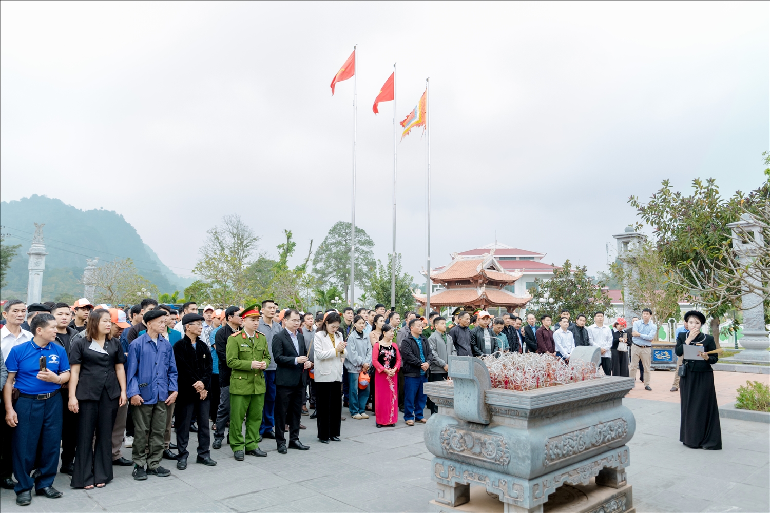 Đoàn đại biểu dâng hương tại Khu tưởng niệm Chủ tịch Hồ Chí Minh và các vị tiền bối cách mạng