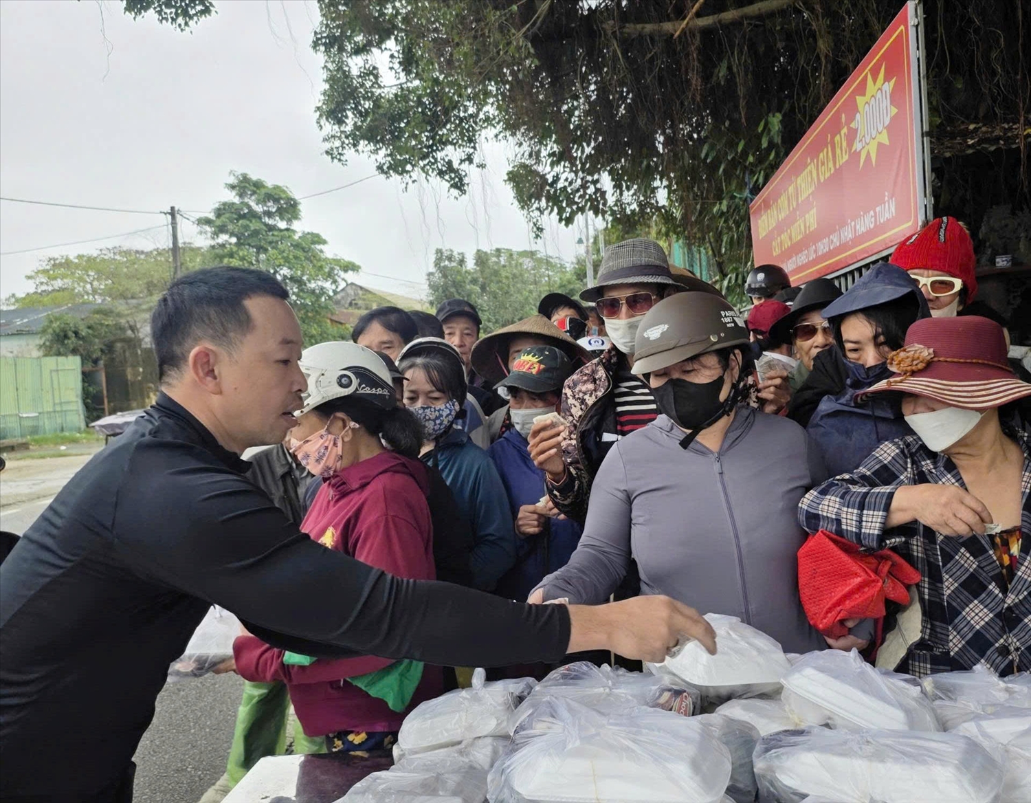 Câu lạc bộ thiện nguyện của Thiếu tá Trương Văn Tài tổ chức bán cơm 2.000 đồng cho bệnh nhân nghèo. (Ảnh: Đ.Quang)