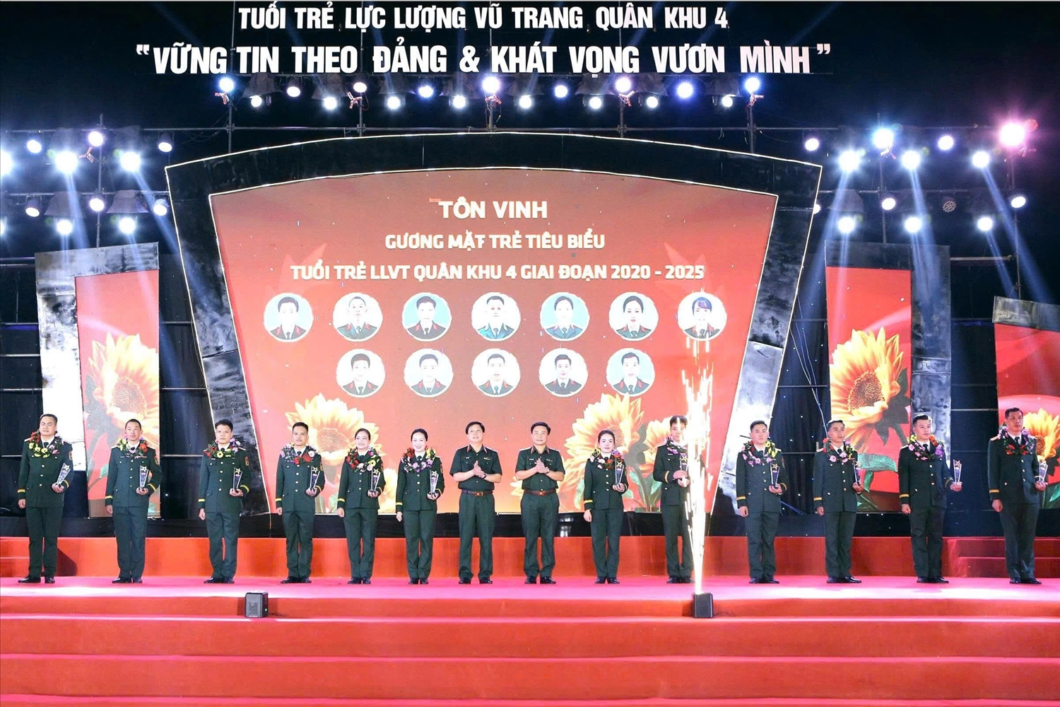 Thiếu tá Trương Văn Tài (thứ 2 từ trái sang) là một trong 12 gương mặt chiến sĩ trẻ tiêu biểu Quân khu 4 giai đoạn từ 2020-2025. (Ảnh: NVCC)