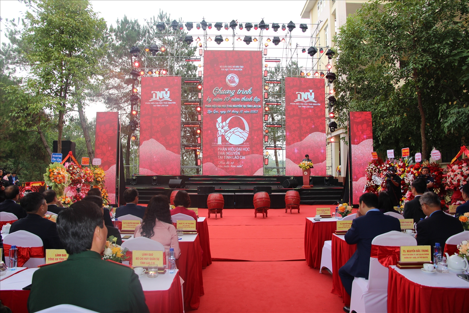 Lễ kỷ niệm 10 năm Phân hiệu Đại học Thái Nguyên tại Lào Cai với chủ đề “Hoa đã nở trên miền biên viễn” (ảnh Trọng Bảo)