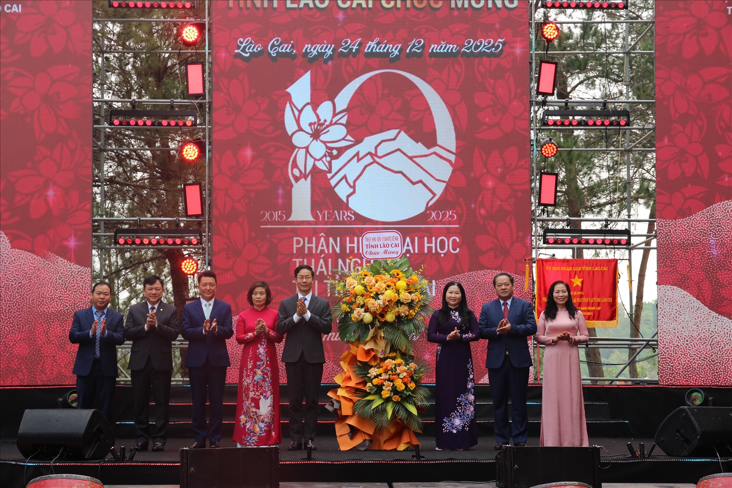 Lãnh đạo tỉnh Lào Cai tặng hoa chúc mừng nhà trường nhân dịp kỷ niệm 10 năm thành lập (ảnh Trọng Bảo)