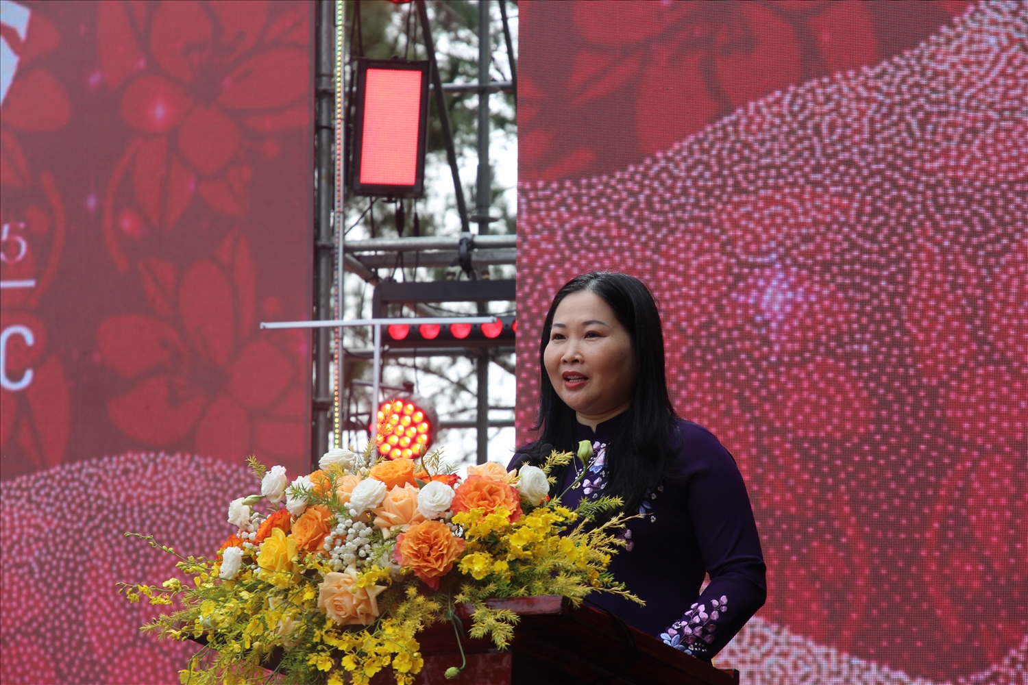 Phó Chủ tịch UBND tỉnh Lào Cai Vũ Thị Hiền Hạnh phát biểu tại buổi lễ (ảnh Trọng Bảo)