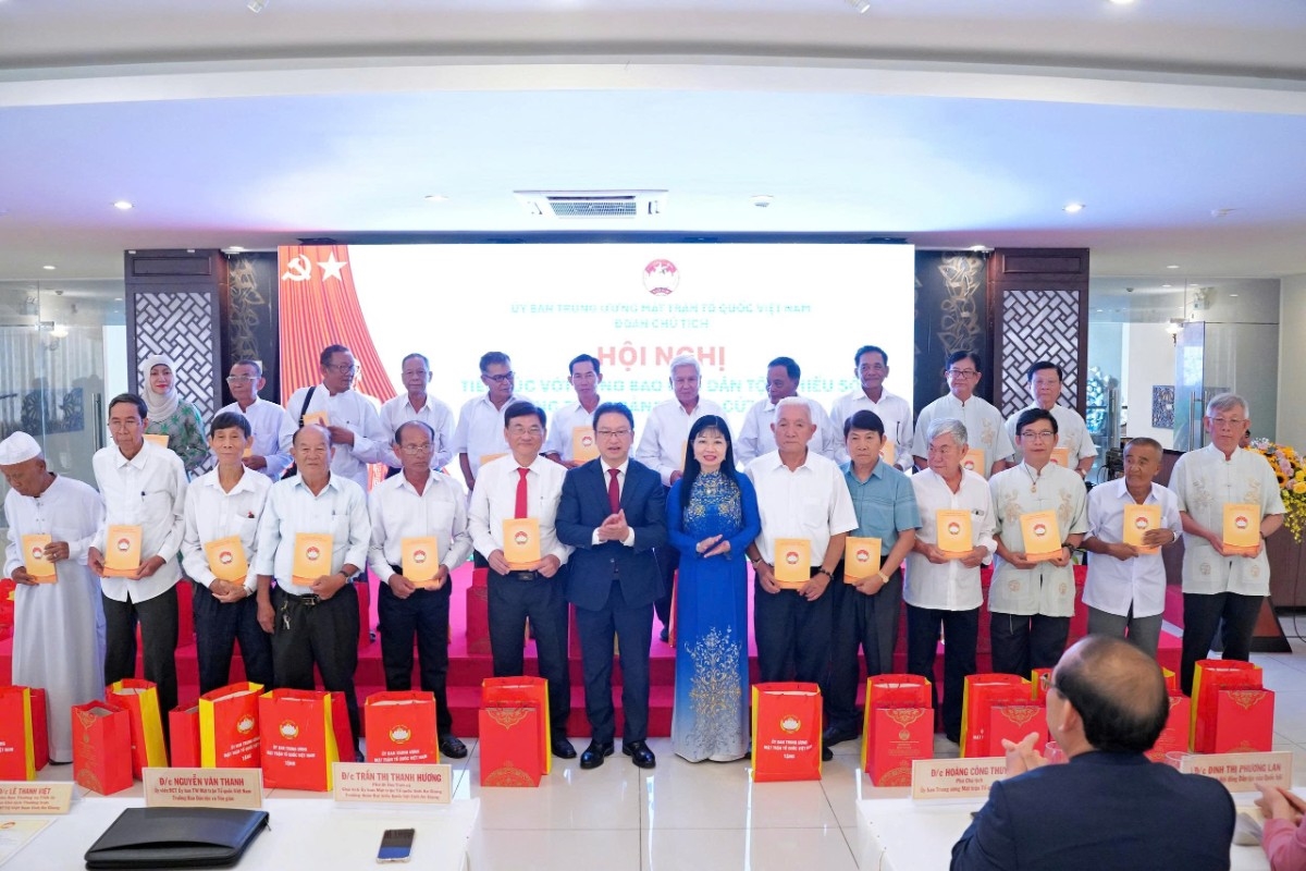 Lãnh đạo Ủy ban Trung ương MTTQ Việt Nam và tỉnh An Giang trao quà cho các vị Người có uy tín
