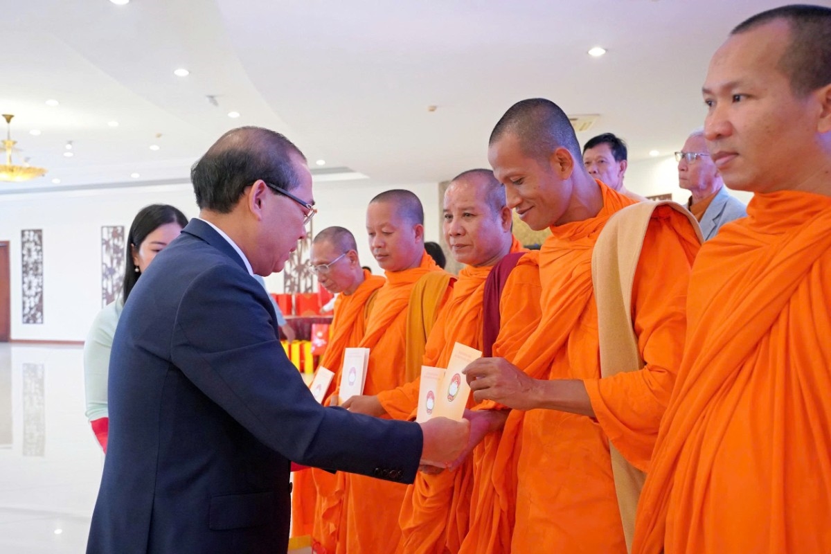 Phó Chủ tịch Ủy ban Trung ương MTTQ Việt Nam Hoàng Công Thủy trao quà cho Người có uy tín tham dự hội nghị