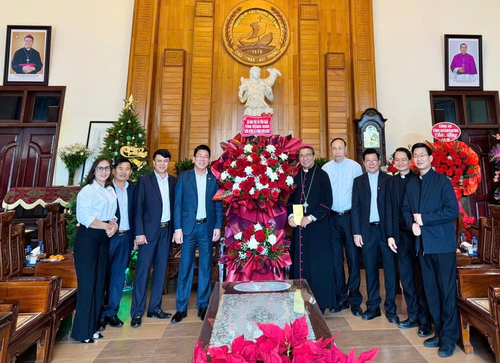 Lãnh đạo Sở Dân tộc và Tôn giáo tỉnh Quảng Ninh thăm, chúc mừng Giáng sinh 2025