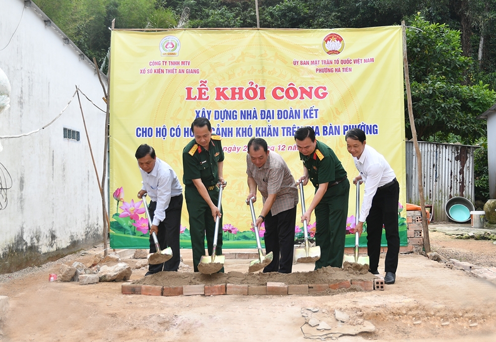 Bộ CHQS tỉnh An Giang cùng cấp ủy chính quyền địa phương thực hiện nghi thức khởi công