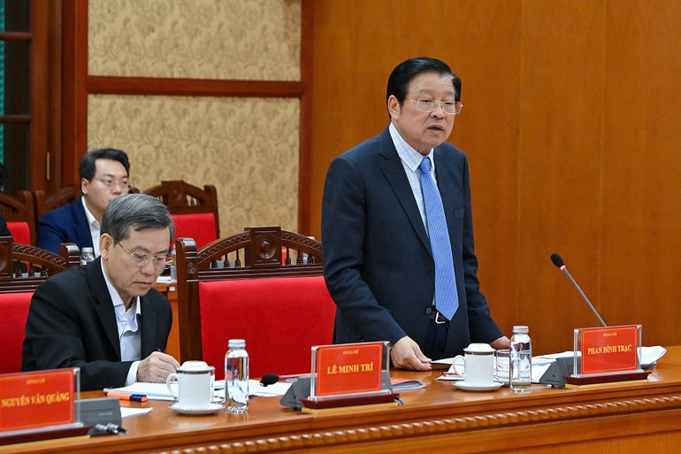 Đồng chí Phan Đình Trạc phát biểu tại Phiên họp.