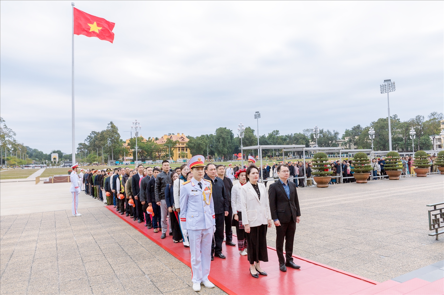 Đoàn đại biểu điển hình tiên tiến tỉnh Tuyên Quang năm 2025, do bà Hoàng Thị Thắm, Phó Giám đốc Sở Dân tộc và Tôn giáo tỉnh Tuyên Quang làm Trưởng đoàn vào Lăng viếng Chủ tịch Hồ Chí Minh