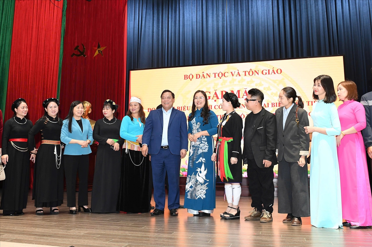 Thứ trưởng Bộ Dân tộc và Tôn giáo Nguyễn Hải Trung cùng những cá nhân điển hình tiên tiến tỉnh Tuyên Quang trong buổi gặp mặt