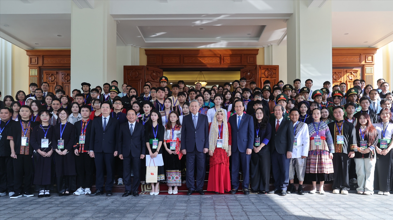 Tổng Bí thư Tô Lâm cùng lãnh đạo Đảng, Nhà nước, các bộ, ngành chụp ảnh lưu niệm cùng đoàn học sinh, sinh viên, thanh niên dân tộc thiểu số xuất sắc, tiêu biểu năm 2025. Ảnh: Lê Anh Dũng 