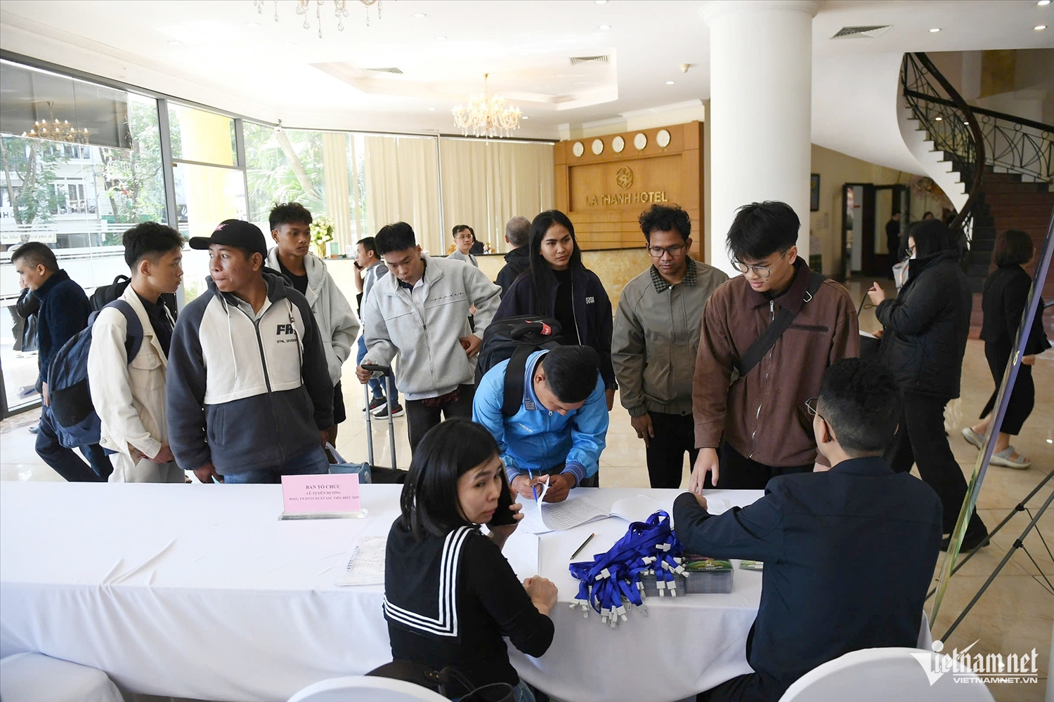 Học sinh, sinh viên, thanh niên DTTS đến Hà Nội, chuẩn bị dự Lễ Tuyên dương 9