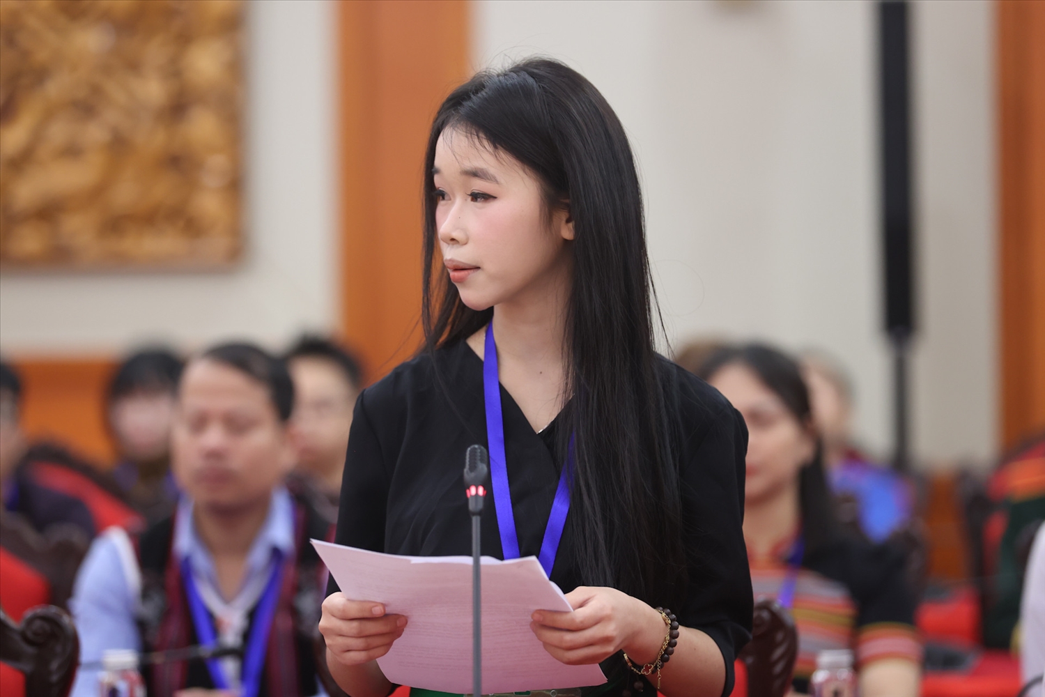 Em Lo Thị Bảy chia sẻ tại buổi gặp mặt.