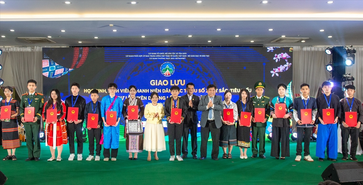 Thứ trưởng Bộ Dân tộc và Tôn giáo Y Thông trao phần thưởng cho các học sinh, sinh viên, thanh niên xuất sắc, tiêu biểu thuộc các dân tộc khó khăn đặc thù, đại diện cho 150 cá nhân được tuyên dương năm nay. Ảnh: Thế Bằng