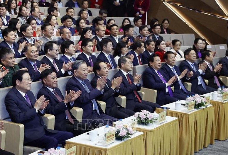 Tổng Bí thư Tô Lâm, Thường trực Ban Bí thư Trần Cẩm Tú, các Ủy viên Bộ Chính trị, Bí thư Trung ương Đảng, Ủy viên Trung ương Đảng và lãnh đạo các Ban, Bộ ngành Trung ương và địa phương dự Chương trình - Ảnh: TTXVN