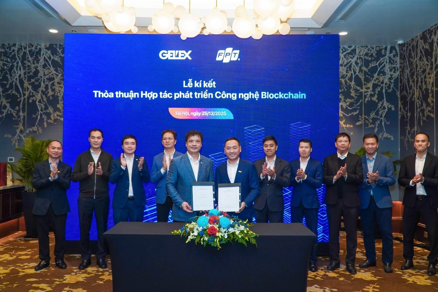 Đại diện lãnh đạo FPT và GELEX ký kết thỏa thuận hợp tác phát triển công nghệ blockchain