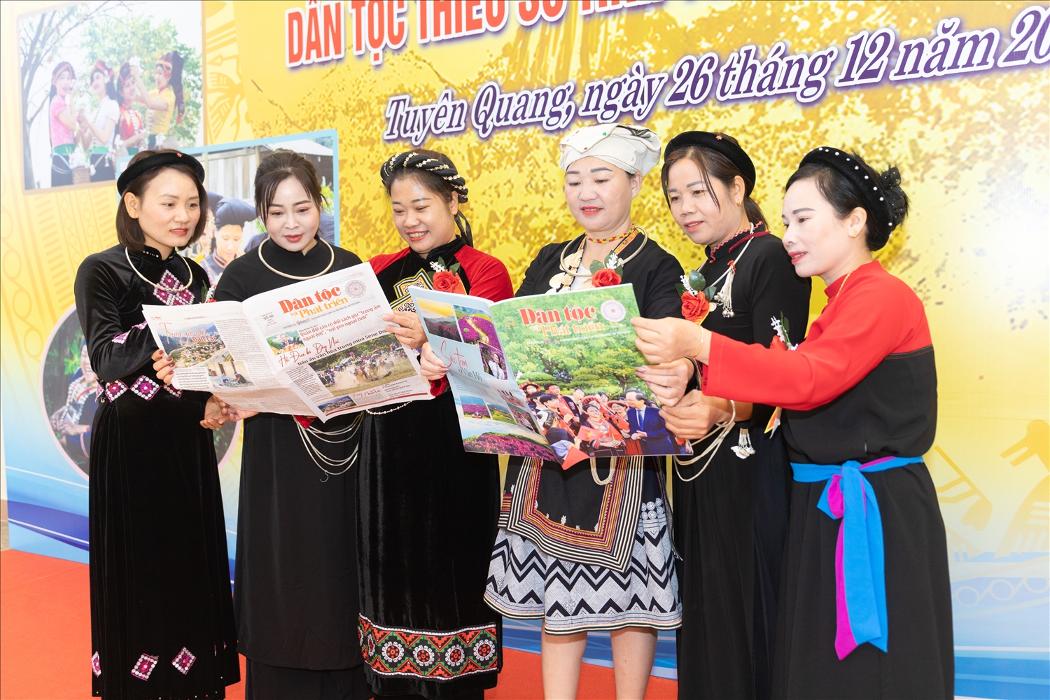 Các đại biểu tham dự Hội nghị trao đổi kinh nghiệm, tìm hiểu các mô hình phát triển sinh kế được phản ánh trên Báo Dân tộc và Phát triển