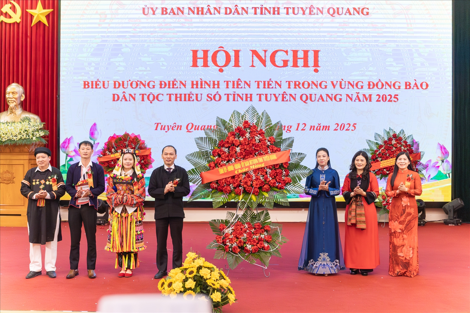 Phó Bí thư Thường trực Tỉnh ủy Tuyên Quang Lê Thị Kim Dung cùng các lãnh đạo tỉnh Tuyên Quang tặng Lẵng hoa của Tỉnh ủy, HĐND,UBND, Ủy ban MTTQ tỉnh chúc mừng Hội nghị