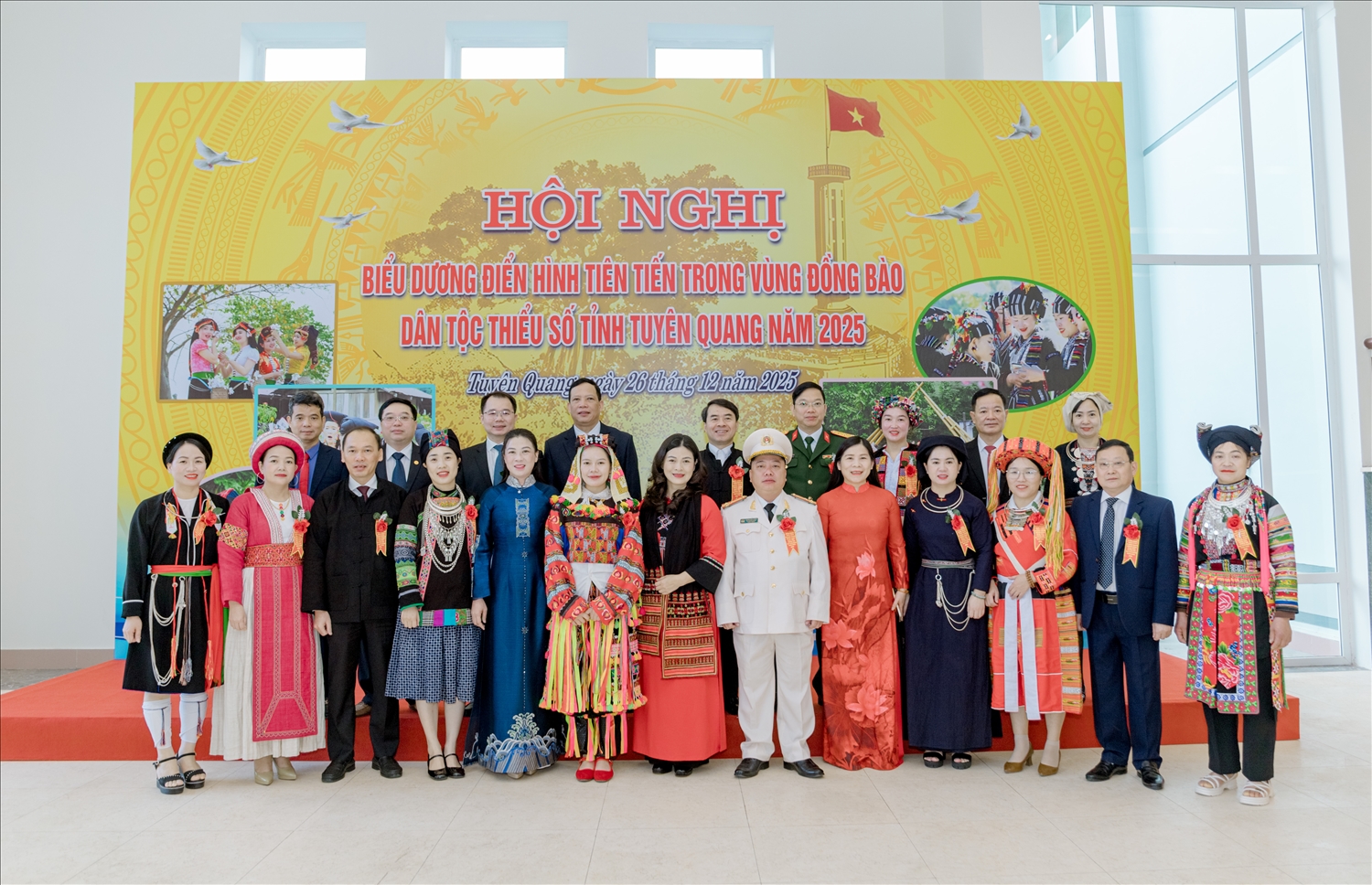 Lãnh đạo tỉnh Tuyên Quang chụp ảnh lưu niệm cùng các cá nhân điển hình tiên tiến trong vùng đồng bào DTTS