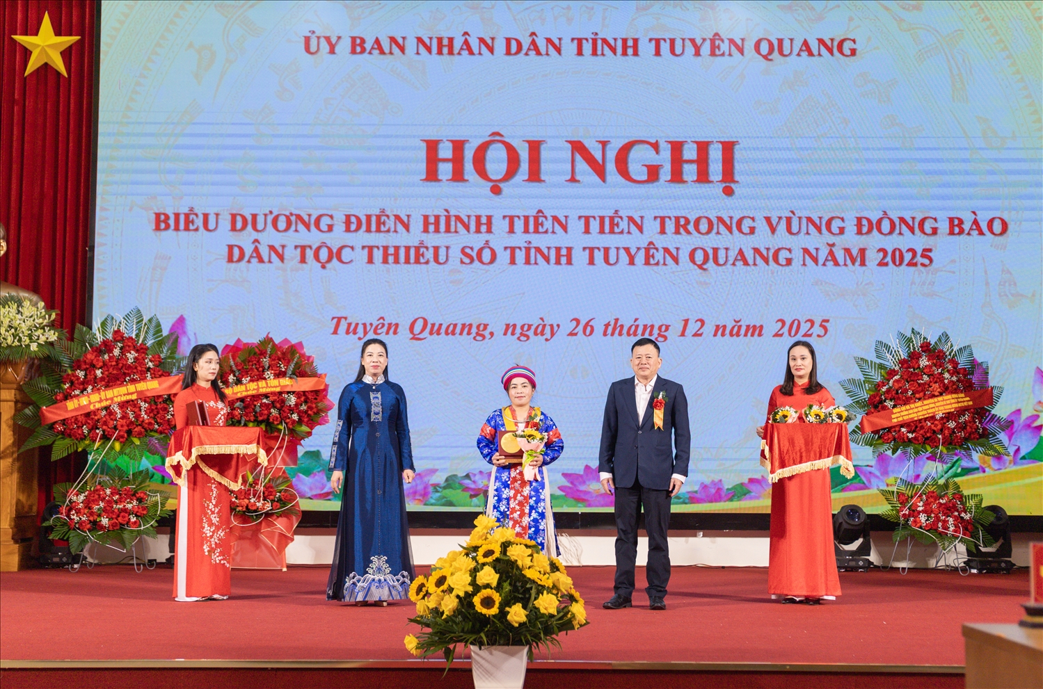 Dự Hội nghị có Phó Vụ trưởng Vụ Tuyên truyền công tác dân tộc, tôn giáo (Bộ Dân tộc và Tôn giáo) Ma Thế Luận; Phó Bí thư Thường trực Tỉnh ủy Tuyên Quang Lê Thị Kim Dung trao tặng biểu trưng biểu dương các điển hình tiên tiến