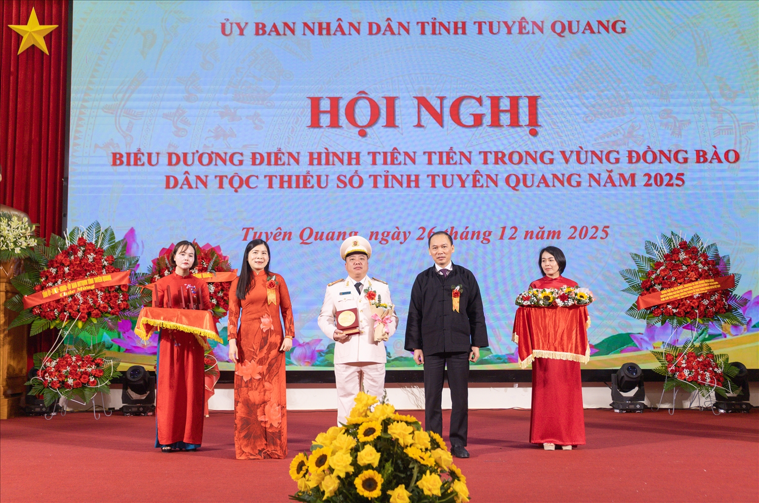 Phó Chủ tịch HĐND tỉnh Tuyên Quang Lê Thị Thanh Trà và Giám đốc Sở Dân tộc và Tôn giáo tỉnh Tuyên Quang Nguyễn Văn Dưng trao tặng biểu trưng biểu dương các điển hình tiên tiến