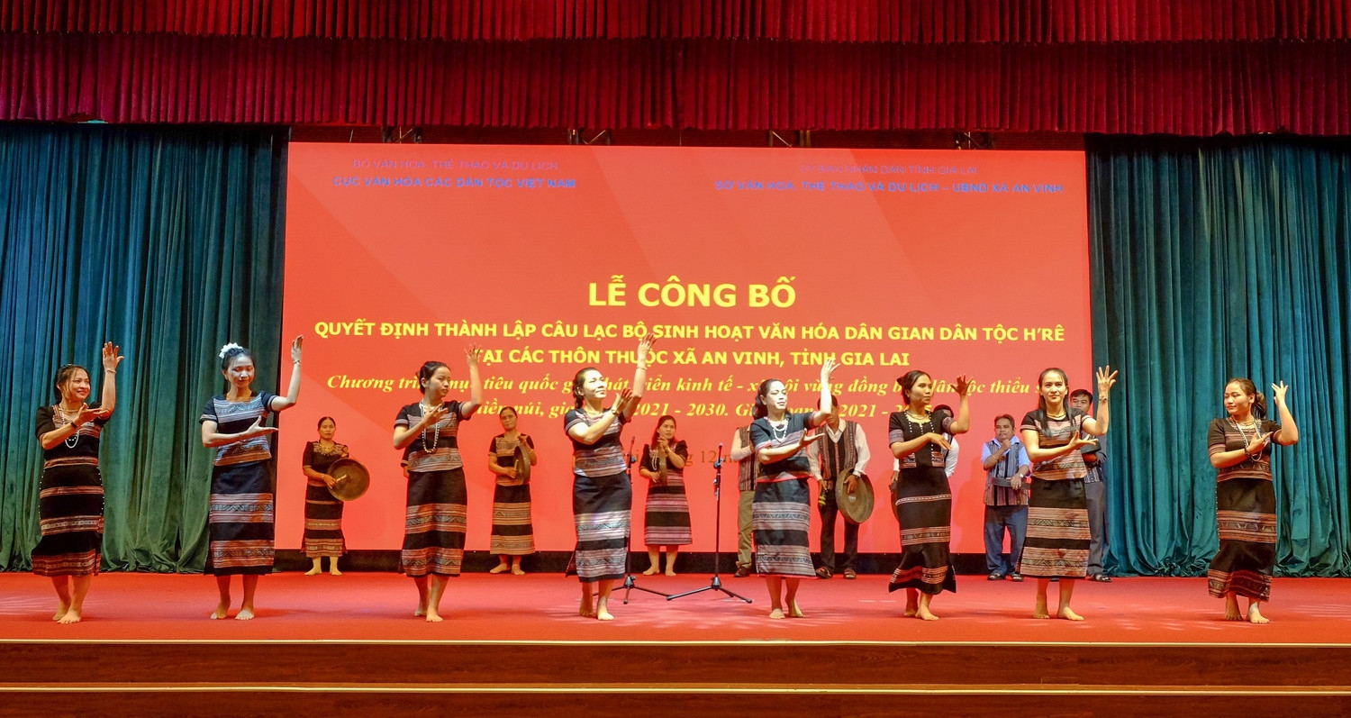  Thành viên Câu lạc bộ văn hóa dân gian dân tộc Hrê xã An Vinh diễn tấu cồng chiêng và xoang tại buổi ra mắt. (Ảnh: N.N)