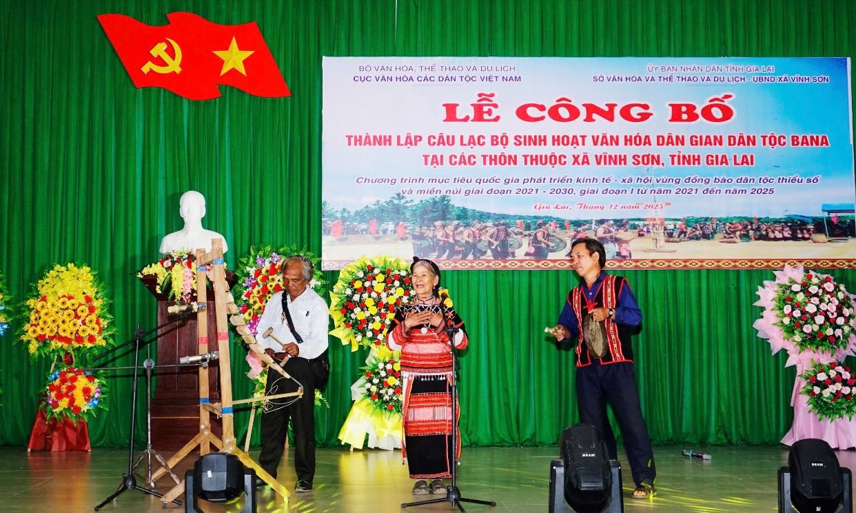 Các thành viên Câu lạc bộ văn hoá dân gian dân tộc Ba Na xã Vĩnh Sơn biểu diễn tiết mục văn hoá truyền thống. (Ảnh: N.N)