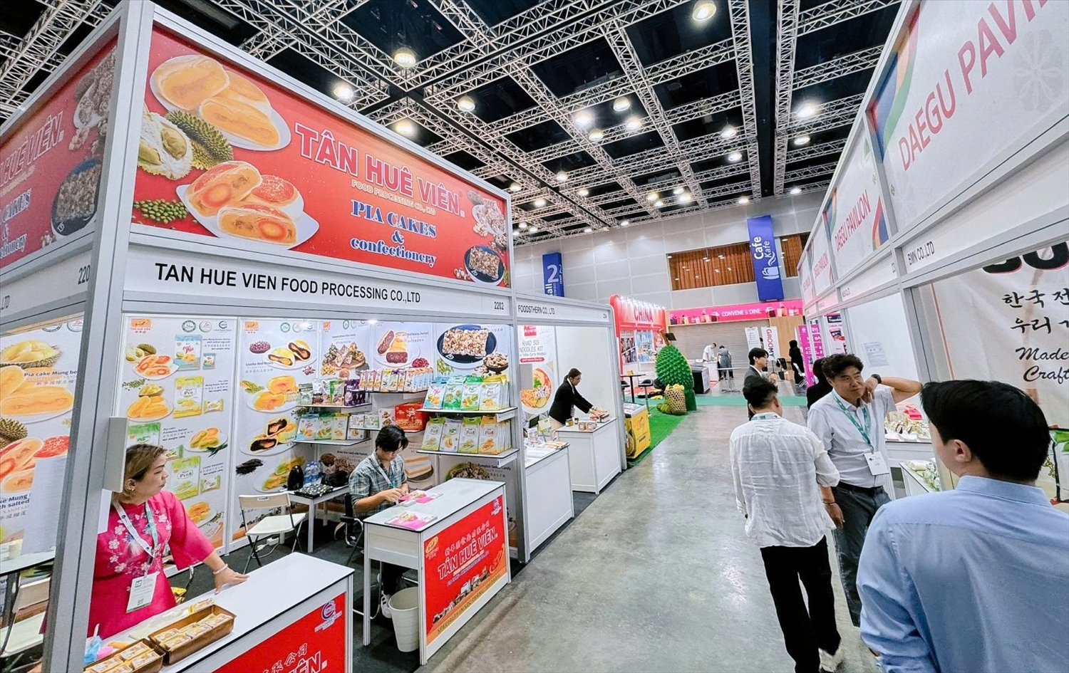 Gian hàng giới thiệu các sản phẩm truyền thống của Tân Huê Viên tại Hội chợ Thương mại Thực phẩm và Đồ uống Quốc tế Malaysia 2025 (Ảnh TL)