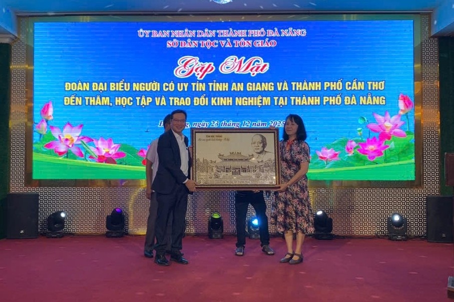 Đoàn đại biểu Người có uy tín do bà Nguyễn Thị Phương Linh, Phó Giám đốc Sở Dân tộc và Tôn giáo tỉnh An Giang làm trưởng đoàn, đến giao lưu, học tập kinh nghiệm tại Đà Nẵng