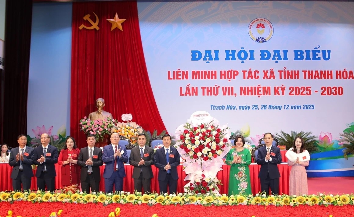 Bà Cao Xuân Thu Vân, Chủ tịch Liên minh HTX Việt Nam tặng lẵng hoa chúc mừng Đại hội. (ảnh Minh Hiếu)