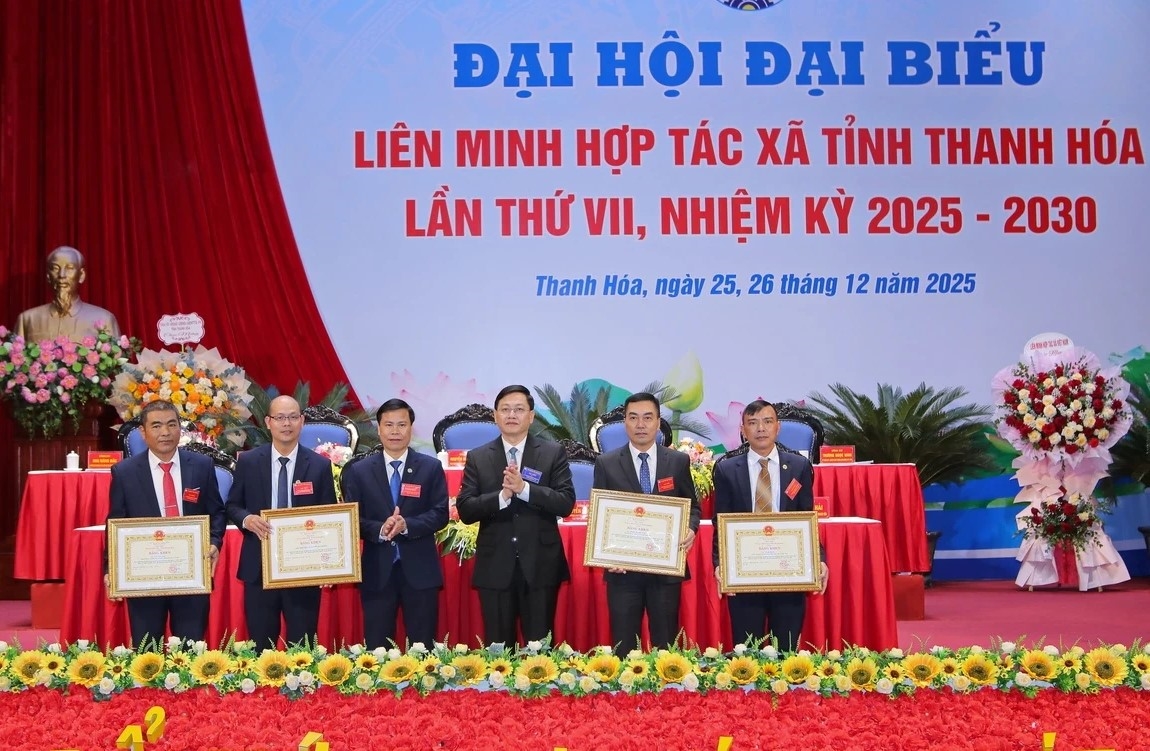 Lãnh đạo tỉnh Thanh Hóa trao Bằng khen của Chủ tịch UBND tỉnh cho các tập thể, cá nhân có thành tích xuất sắc .(ảnh Minh Hiếu)