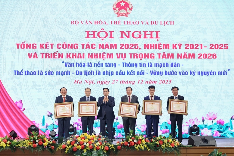 Thủ tướng trao Bằng khen của Thủ tướng cho lãnh đạo Bộ Văn hóa, Thể thao và Du lịch - Ảnh: VGP/Nhật Bắc