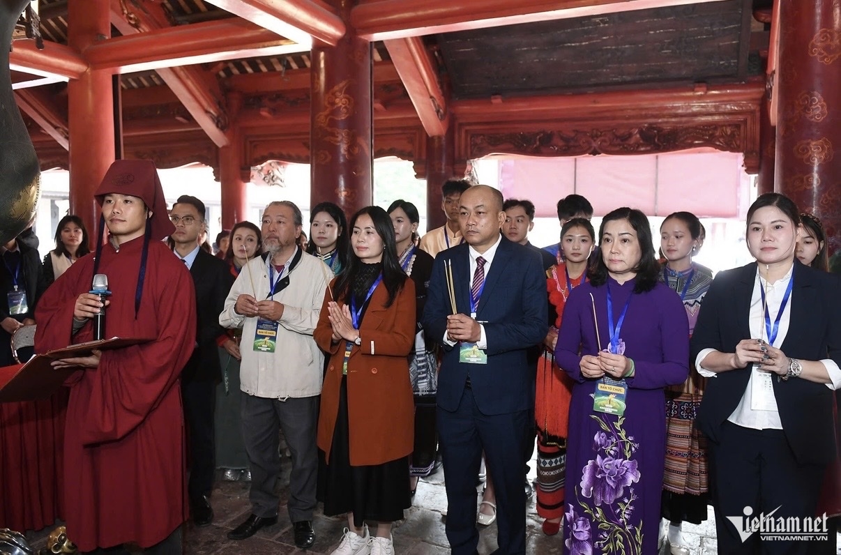 Đoàn học sinh, sinh viên, thanh niên DTTS xuất sắc, tiêu biểu ghi sổ vàng tại Văn Miếu 1