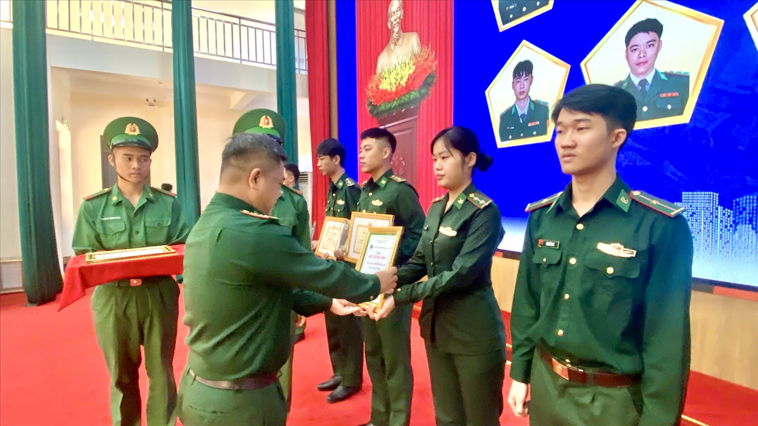 Đại tá Rơ Mah Tuân, Phó Chính ủy Ban Chỉ huy BĐBP tỉnh trao chứng nhận gương mặt trẻ tiêu biểu và gương mặt trẻ triển vọng cho các cá nhân có thành tích xuất sắc