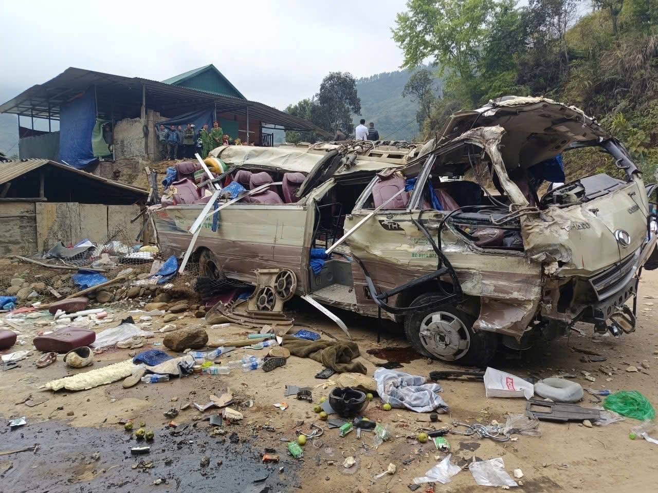 Chiếc xe khách biến dạng hoàn toàn (ảnh người dân cung cấp)