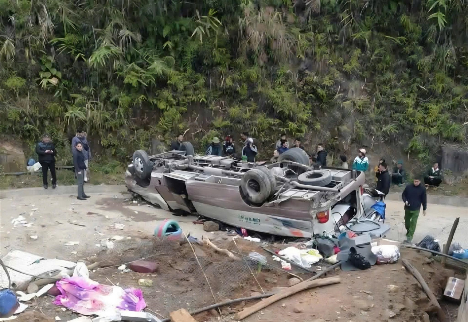 Vụ tai nạn khiến hàng chục người thương vong (ảnh người dân cung cấp)