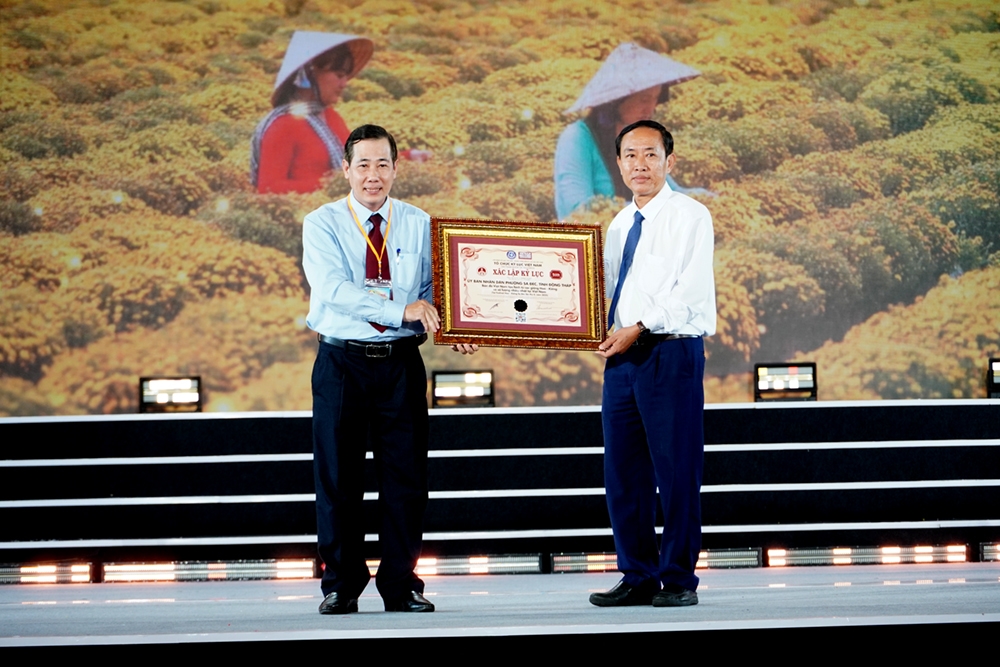 Xác lập Kỷ lục Việt Nam đối với công trình 'Bản đồ Việt Nam tạo hình từ các giống hoa – kiểng có số lượng nhiều nhất tại Việt Nam'.