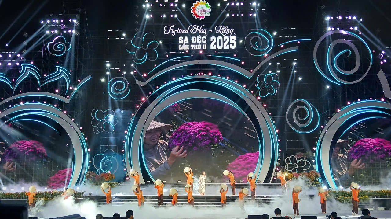 Một tiết mục văn nghệ tại khai mạc Festival Hoa - kiểng Sa Đéc lần thứ 2 năm 2025
