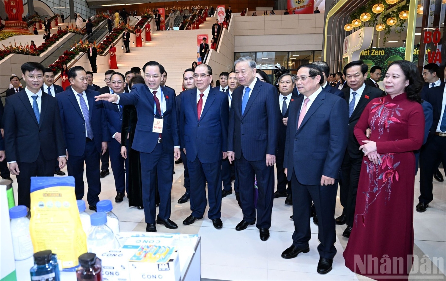 Tổng Bí thư Tô Lâm, nguyên Tổng Bí thư Nông Đức Mạnh, Thủ tướng Phạm Minh Chính và các đại biểu tham quan Triển lãm 40 năm Đổi mới tại Đại hội.