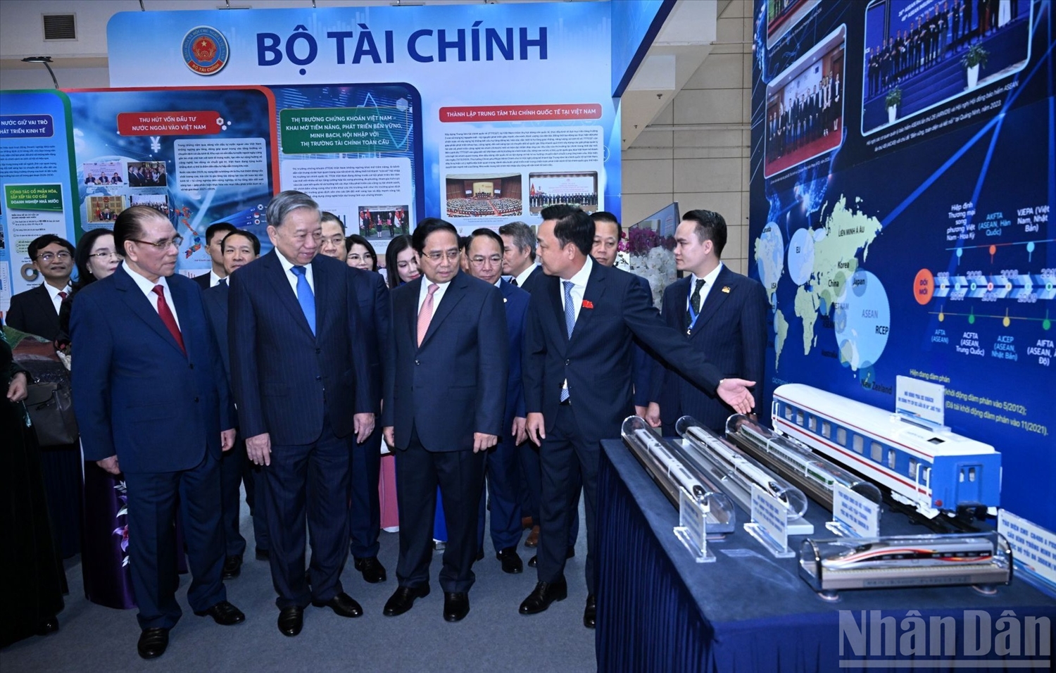 Tổng Bí thư Tô Lâm, nguyên Tổng Bí thư Nông Đức Mạnh,Thủ tướng Phạm Minh Chính và các đại biểu tham quan khu trưng bày của Bộ Tài chính tại Triển lãm 40 năm Đổi mới.