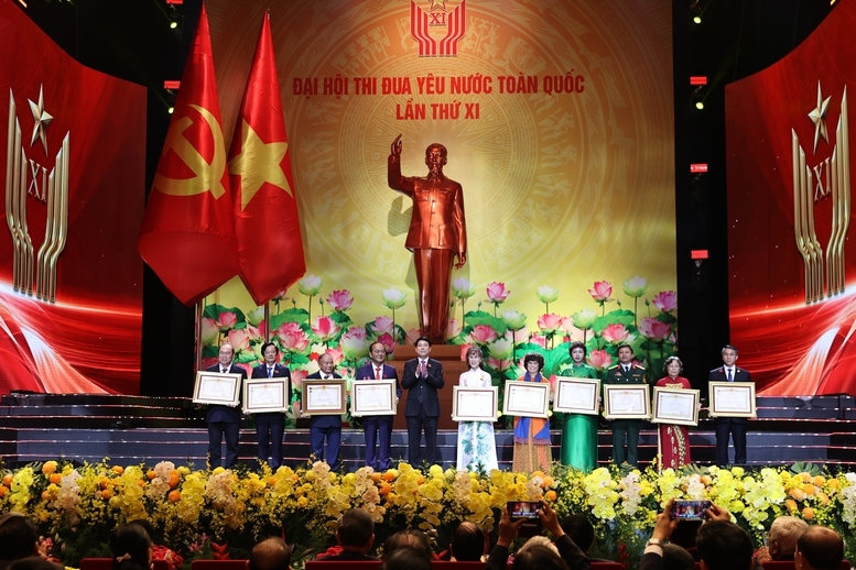 Chủ tịch nước Lương Cường trao tặng danh hiệu Anh hùng Lao động cho các tập thể và cá nhân - Ảnh: VGP/Nhật Bắc