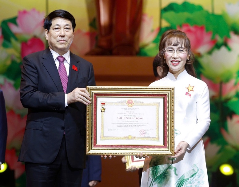 Bà Nguyễn Thị Phương Thảo - Chủ tịch Hội đồng quản trị Công ty cổ phần Hàng không Vietjet đón nhận danh hiệu Anh hùng Lao động từ Chủ tịch nước Lương Cường. Danh hiệu cao quý này ghi nhận những đóng góp bền bỉ và có chiều sâu của một nữ doanh nhân tiêu biểu trong hơn ba thập kỷ lao động, sáng tạo và cống hiến trên nhiều lĩnh vực then chốt như hàng không, tài chính – ngân hàng, đầu tư và công nghệ - Ảnh: VGP/Nhật Bắc