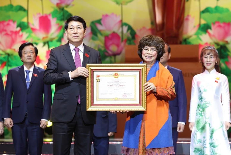 Tập đoàn TH với đại diện hạt nhân là Công ty Cổ phần Thực phẩm sữa TH được Đảng và Nhà nước phong tặng danh hiệu Anh hùng Lao động- ghi nhận những đóng góp đặc biệt xuất sắc của TH trong sự nghiệp phát triển kinh tế - xã hội, bảo vệ và nâng cao sức khỏe cộng đồng, góp phần xây dựng nền tảng thể lực, trí lực cho thế hệ tương lai đất nước. Anh hùng Lao động Thái Hương - Nhà Sáng lập Tập đoàn TH - đã đón nhận danh hiệu phong tặng từ Chủ tịch nước Lương Cường - Ảnh: VGP/Nhật Bắc