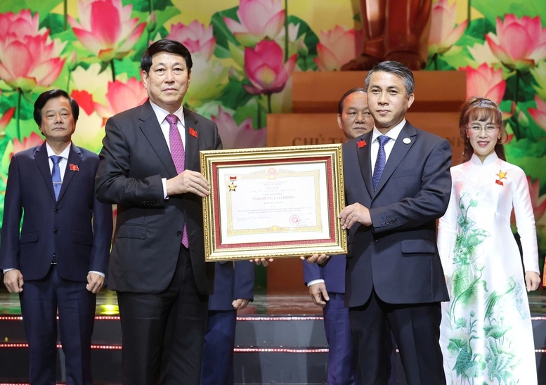 Bác sĩ Phạm Thanh Việt - Phó Giám đốc Phụ trách, Quản lý điều hành Bệnh viện Chợ Rẫy, đón nhận danh hiệu Anh hùng Lao động do Chủ tịch nước Lương Cường trao tặng Bệnh viện Chợ Rẫy - Ảnh: VGP/Nhật Bắc