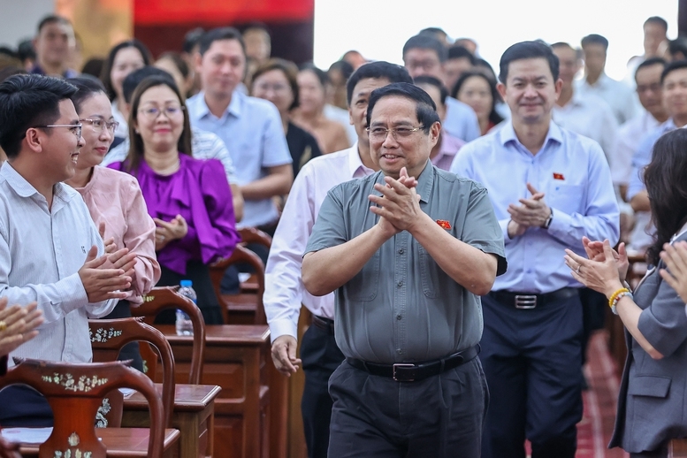 Thủ tướng Phạm Minh Chính cùng Đoàn đại biểu Quốc hội TP. Cần Thơ tiếp xúc cử tri - Ảnh: VGP/Nhật Bắc