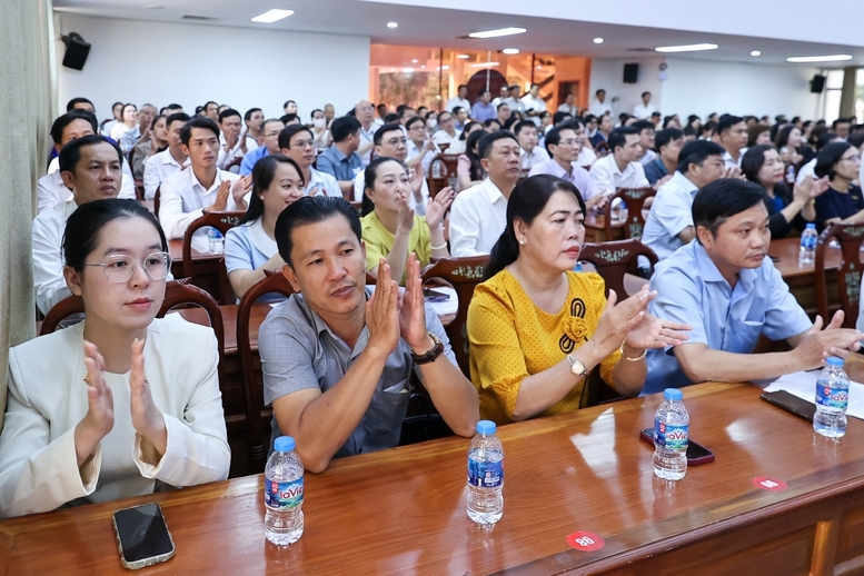 Cử tri TP. Cần Thơ tham dự buổi tiếp xúc cử tri - Ảnh: VGP/Nhật Bắc