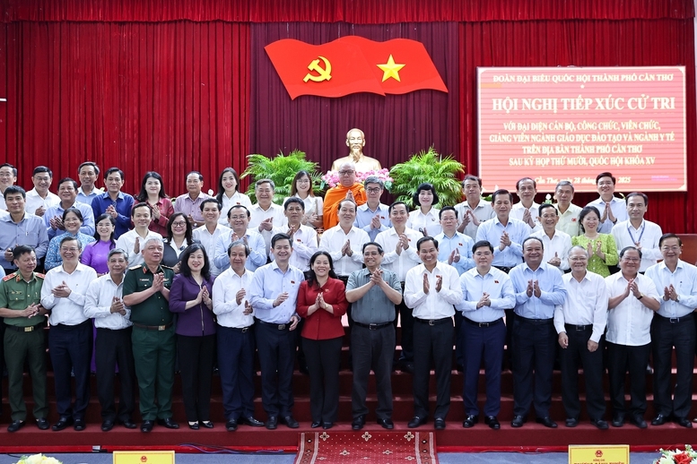 Thủ tướng cùng các đại biểu tại buổi tiếp xúc cử tri TP. Cần Thơ - Ảnh: VGP/Nhật Bắc