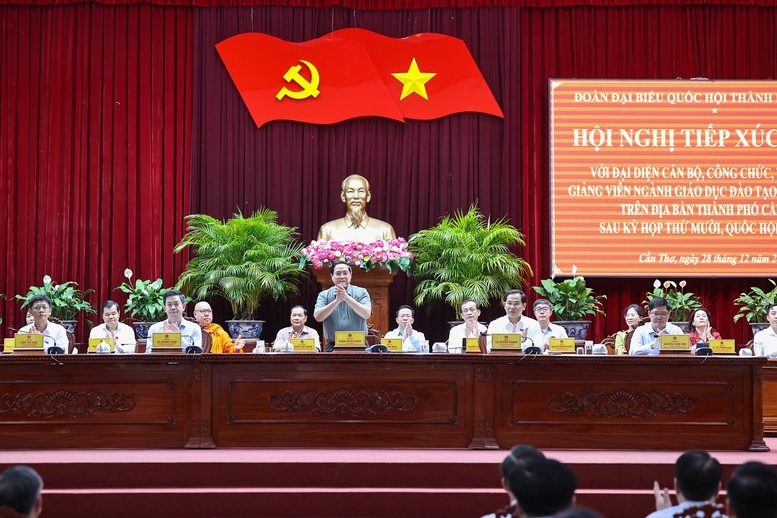 Thủ tướng Phạm Minh Chính cùng Đoàn đại biểu Quốc hội TP. Cần Thơ tại buổi tiếp xúc cử tri - Ảnh: VGP/Nhật Bắc